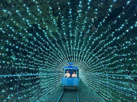 深澳鐵道自行車夜間限定的「燦爛夏夜山海騎」班次，讓遊客沉浸於璀璨燈廊與海岸光影交織的夢幻氛圍。