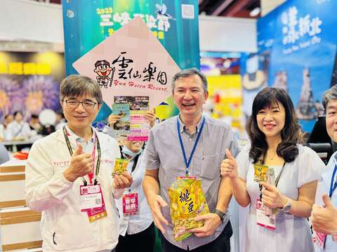 新北市政府觀光旅遊局莊榮哲副局長帶經濟發展局盛筱蓉局長及新北市產業觀光促進發展協會洪啟峰理事長逛夏季旅展新北館。