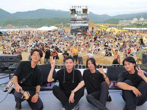 在贡寮海边夕阳与音乐交织下，「雨国 Kingdom of Rain」带来精采演出。