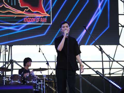 「雨国 Kingdom of Rain」以情感浓烈的旋律与诗意词曲深深打动现场观众。