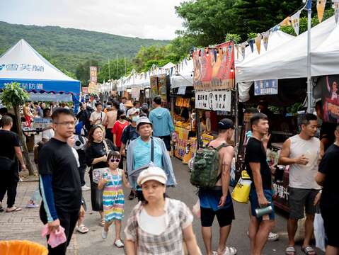 贡寮场海洋音乐祭活动两日进驻多样的美食摊位，让大家尽情享受音乐和美食。