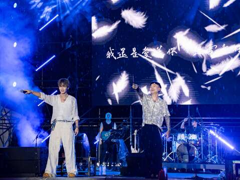 壓軸登場的流行創作音樂人氣代表GX 鼓鼓呂思緯 蕭秉治，為新北市河海音樂季-貢寮場劃下完美結尾。