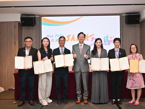 驻新加坡台北代表处大使童振源（图中）於今（30）日的新加坡观光推介会见证基北北桃4市观光局与新加坡（图右）及马来西亚旅行社公会（图左）签署观光交流备忘录。