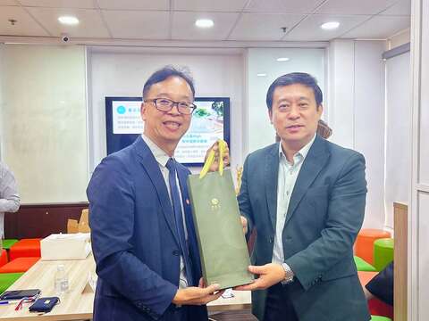 新北观旅局杨宗珉局长（左）在拜会大通旅行社时致赠坪林茶点。