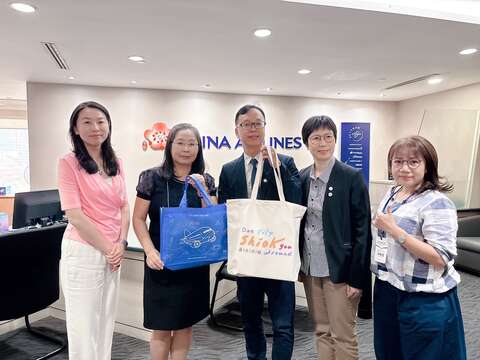 基北北桃4市以shiok you around为标语在新加坡行销北台湾区域旅游，并在拜会中华航空新加坡分公司曾文慧总经理（左2）时致赠北台湾精选伴手礼。