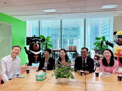 新北观旅局杨宗珉局长（右2）与基隆、台北、桃园观光首长向观光署驻新加坡办事处施志忠主任（左1）请益当地的旅游推广经验，彼此交流观光行销策略。