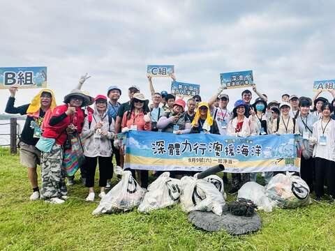 第5届「深」体力行「澳」援海洋百人净滩活动热情展开，参与民众齐聚深澳海岸，以行动守护海洋环境。