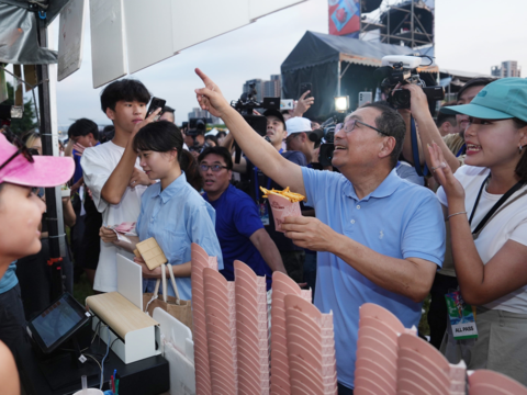 現場進駐多樣豐富的市集美食，新北市市長侯友宜也特別至攤位體驗。