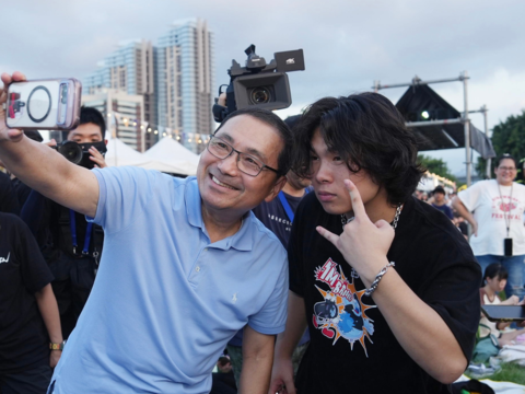 新北市市長侯友宜親臨新北大都會公園舞台欣賞樂團演出，與民眾熱情互動，一起享受河海音樂獨有的魅力。
