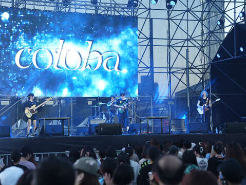 「cotoba」以清澈的吉他音色、迷人的低音和節奏明快的鼓聲，創造出如原始渴望般的音樂語言。