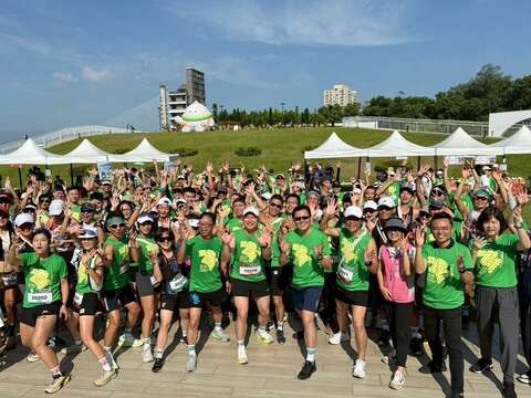 朱副市长与贵宾莅临定向淡水场一同为选手加油。