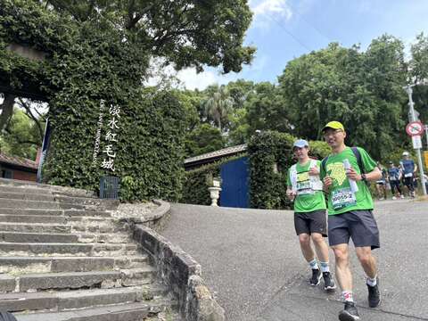 跑者跑经淡水知名古蹟景点红毛城，表示经过太多古蹟景点，古蹟魅力令人难忘，结束後还要再回访细逛。