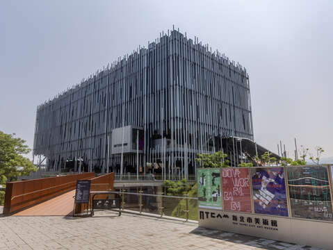 新北市美術館設計體現綠建築理念，利用大面積的玻璃帷幕以引入自然光線並減少能源消耗，並考量到通風及隔熱。