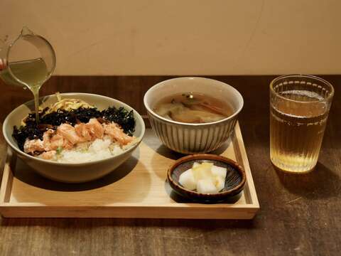 坪林在地環保餐廳「坪感覺 Just Pinglin 茶食農創空間」使用在地食材以降低碳排，讓飲食也能實踐環境友善。