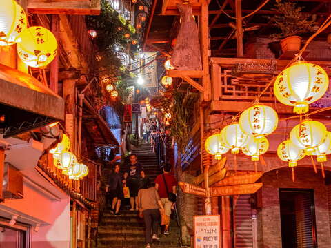 九份豎崎路也是必拍的景點。層層階梯與懷舊建築交織成獨特風景
