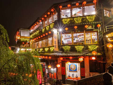 搭乘965好行公車可到九份老街上的茶館喫茶，感受山城夜景的浪漫