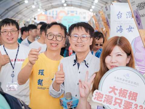 副市长巡视新北金好住活动摊位，帮新北旅宿业者加油打气，协同旅宿业者一起促进新北观光。