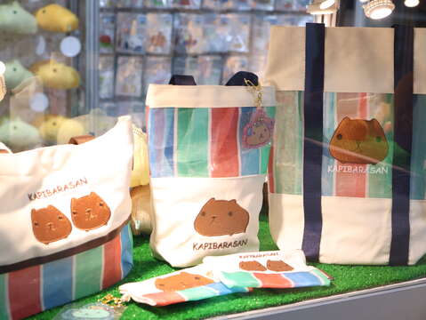 碧潭地景裝置展出期間週末假期推出「水豚君快閃店」,限量碧潭周邊商品與特色點心,最適合親子出遊與粉絲朝聖。