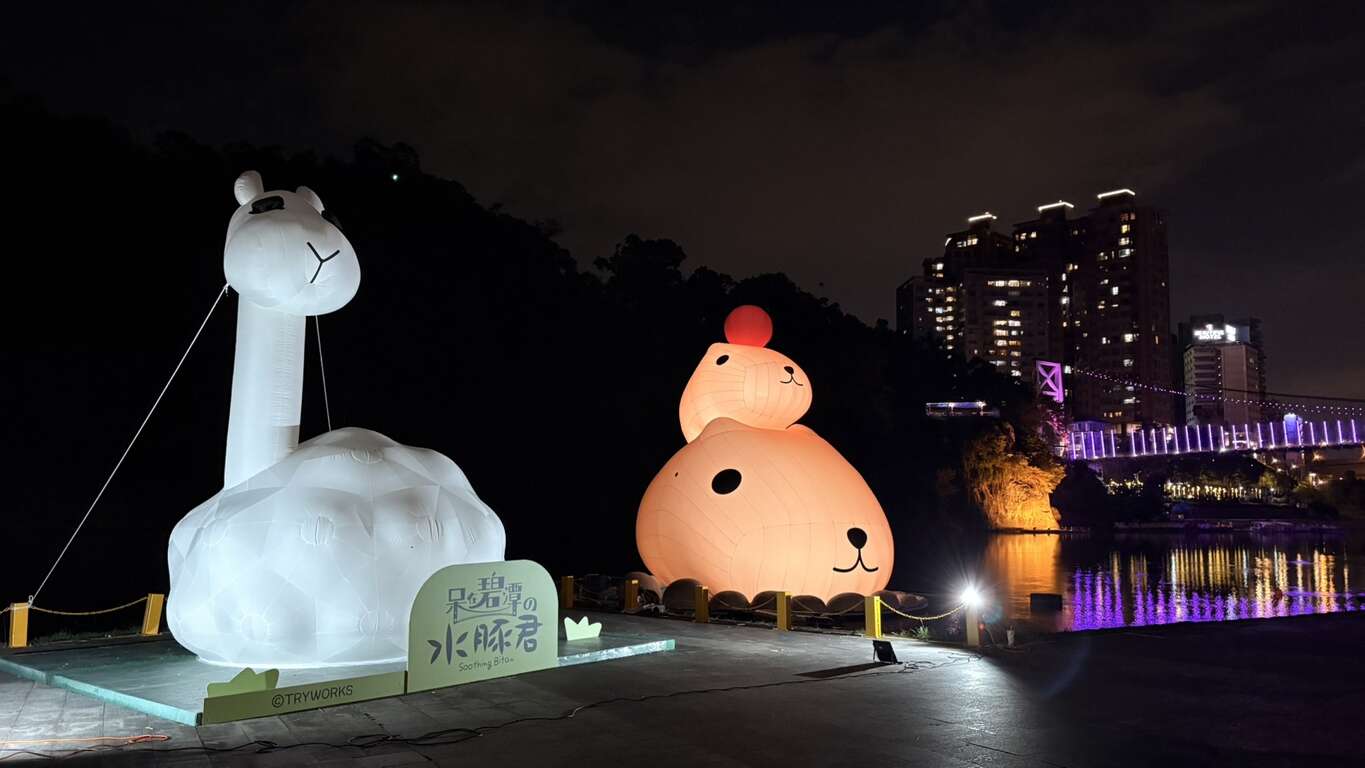 景區打造「水陸雙亮點」,水面有巨萌主角水豚君坐鎮,岸邊由人氣好友「駱馬君」陪你一起拍爆相機。