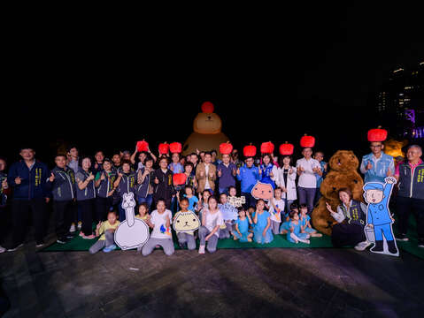 新北市市長侯友宜與現場貴賓們共同宣布碧潭地景裝置展「呆在碧潭の水豚君」正式亮相，活動將自11月1日（六）到12月28日（日）展出，歡迎來碧潭白天玩到夜晚，沈浸多層次萌趣體驗中！