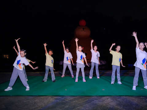 開幕當晚由新店地區學子組成「藝美學」表演團體跳舞演出，為碧潭地景裝置揭開精彩序幕。