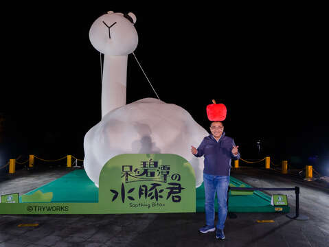 展出期間歡迎大家一起到碧潭，與市長、貴賓一樣，和可愛的水豚君裝置合照，留下頂著蘋果的有趣瞬間！