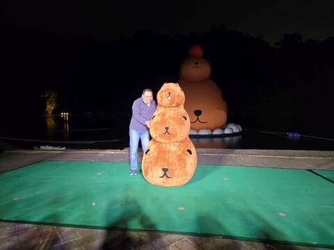 市長與水豚君一同合影，為碧潭地景裝置開幕活動揭開序幕。