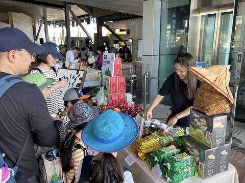 活动现场「森Chill市集」邀请20摊独立品牌特色摊位，包含跟市府合作的微笑山线服务据点。(113年微笑山线partyday活动照)