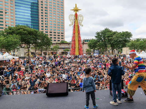 新北歡樂耶誕城以豐富的燈飾與體驗陪伴大小朋友迎接佳節，延續活動的溫暖與歡笑，讓這份屬於市民的冬季記憶持續閃耀。（2024耶誕城資料照）