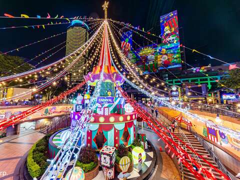 新北市政府觀光旅遊局今（10）日進行媒體試映，率先呈現耶誕城各大燈區的精彩亮點。