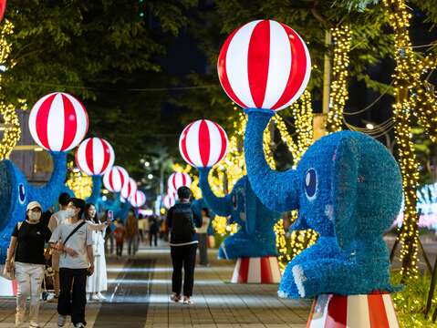 「2025新北歡樂耶誕城」特別打造多組具動態效果的機械藝術裝置，讓民眾彷彿置身馬戲表演現場，感受繽紛的歡樂氛圍。