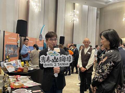 新北市观光旅游局庄荣哲副局长（图左）向交通部观光署署长陈玉秀及现场观光旅游同业与媒体介绍新北特色景点与观光亮点。