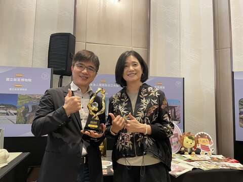 新北市观光旅游局庄荣哲副局长（图左）与交通部观光署署长陈玉秀於活动现场合影。