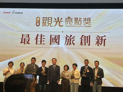 获得「最佳国旅创新奖」的各县市代表合影，新北市以「淡水渔人码头及淡江大桥」脱颖而出，展现创新工程美学与观光亮点。