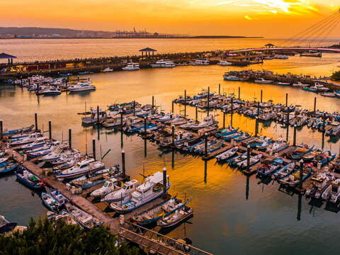 淡水渔人码头为北台湾滨海观光核心，结合夕阳美景、情人桥与蓝色公路，营造浪漫港湾氛围。