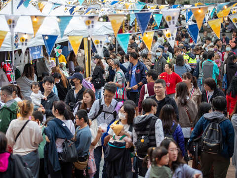 活動現場還設有市集美食攤位，讓民眾在觀賞表演之餘，也能盡情享受吃喝購物的樂趣！(圖為2024年資料照)