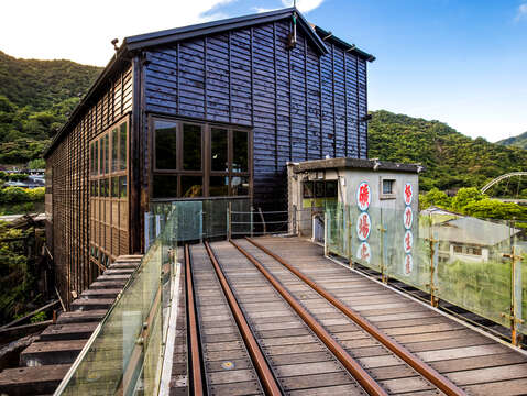 位於瑞芳的瑞三鑛業整煤廠以「修舊如舊」理念推動再生，第二期工程預計2026年完工，結合文化活化與環境永續，延續礦業歷史風貌。