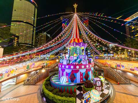 耶诞城最受瞩目的主灯「欢乐马戏棚」，为民众带来满满童趣与惊喜，是来到耶诞城的打卡首选。