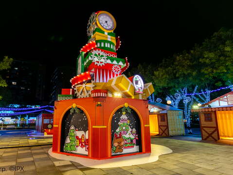 「魔幻时钟塔」矗立在站前广场中间，成为最吸睛的焦点装置。