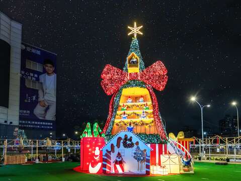 捷运环状线板桥站南广场「耶诞精灵马戏派对」华丽的动态灯光与装置变化完美结合，绝对值得驻足欣赏。