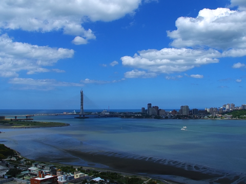 遠眺淡水的繁華風景以及渡輪穿梭兩岸的海上風情，美不勝收