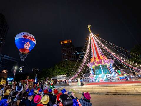 「耶誕馬戲開城SHOW」開場特別加碼奇幻馬戲大秀，為精彩活動揭幕！
