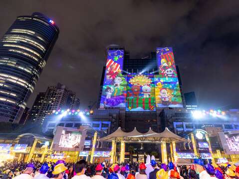 今（14）點燈儀式也首度亮相完整版3D光雕投影秀，由LINE FRIENDS帶領民眾感受耶誕馬戲氛圍的魅力。