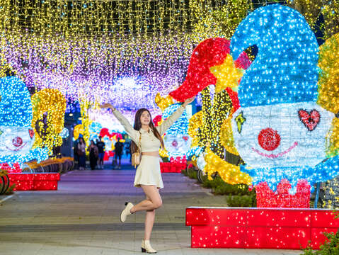 新北歡樂耶誕城周邊人行道充滿馬戲表演元素裝置，邀請大家一起來互動合照！