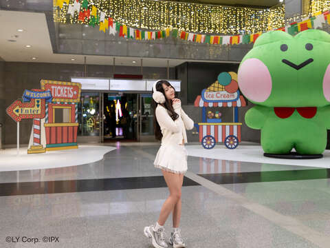 可愛的巨型lenini在市府一樓大廳西側歡迎大家的到來！