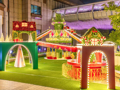 東二門廣場三座裝置串聯，還有可愛的天際軌道列車遞送禮物與祝福，洋溢著濃厚的耶誕氣息。