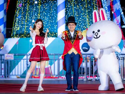 啦啦隊女神李雅英與LINE FRIENDS人氣角色兔兔驚喜現身，與新北市長侯友宜熱情互動!
