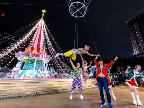 新北市市長侯友宜與馬戲大秀表演者趣味擊掌，現場氣氛非常熱鬧！