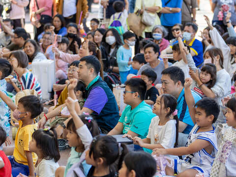 「童乐马戏嘉年华」於新北市市民广场11月15日(六)至11月16日(日)连续两天热闹登场，集结超过20组精彩表演，为大小朋友带来满满惊喜与欢笑。