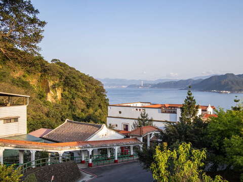 野柳里步道终点为仁爱之家，可远眺翡翠湾与周边风景。此处视野开阔，是步道沿线最具代表性的观景位置之一。